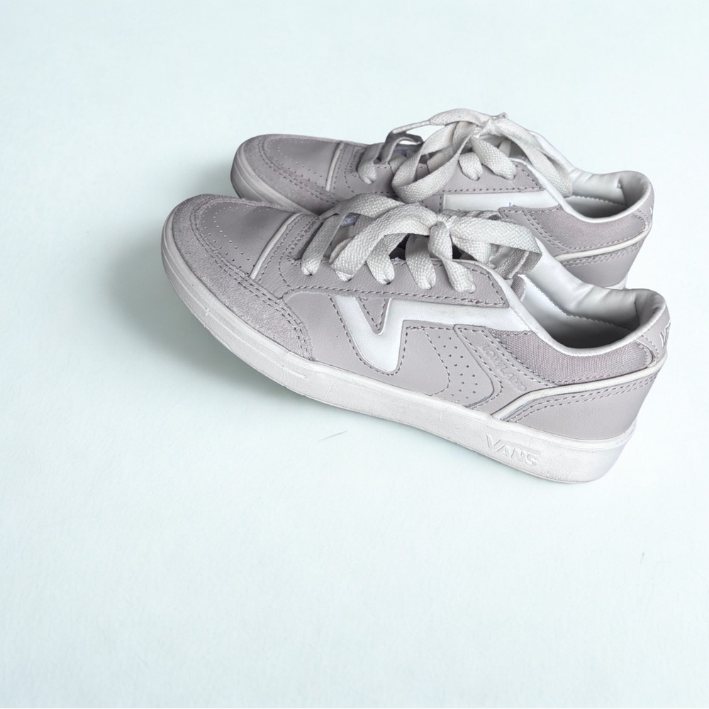 Stylish Vans Sneakers in cream
